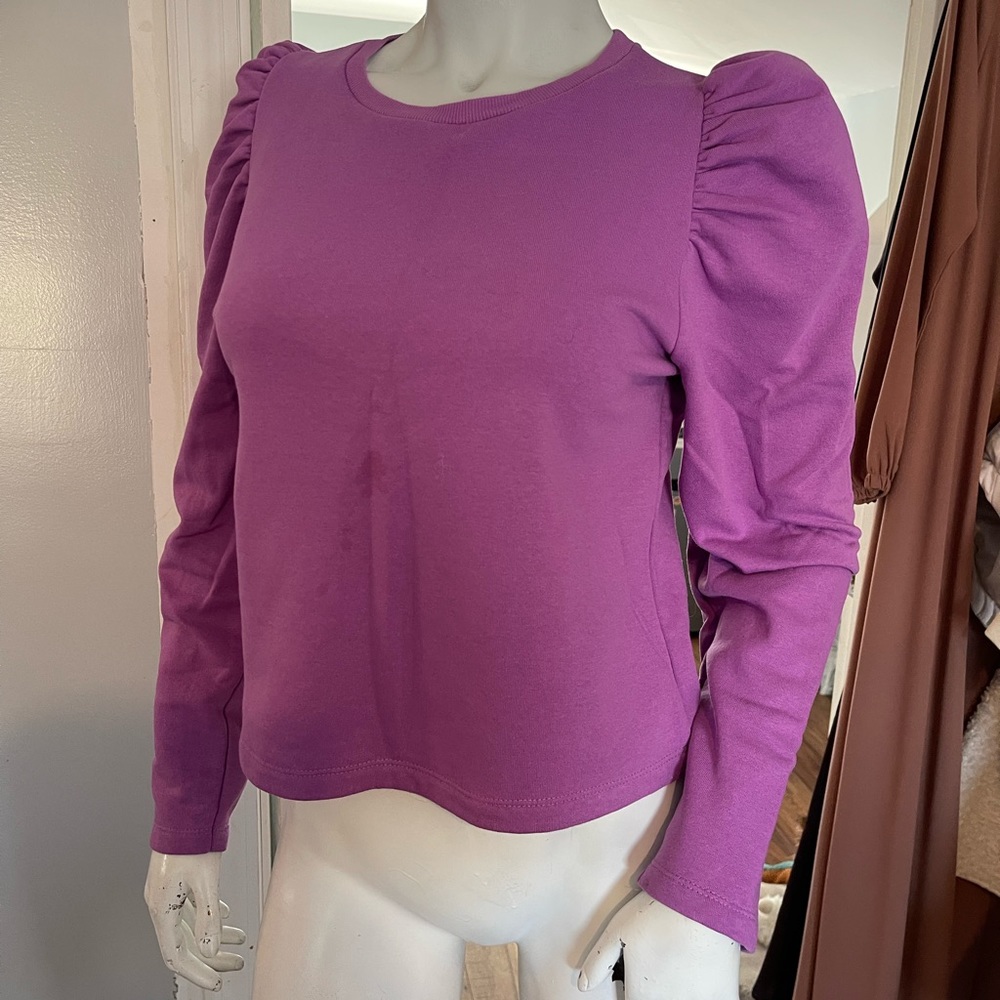 Chic purple sweater, puff sleeves – trendy comfort!